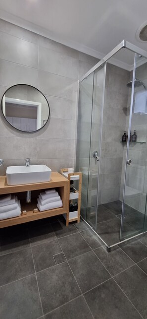 Two Bedroom Unit Apartment | Bathroom | Shower, free toiletries, hair dryer, towels - Hotel Forster (Forster)