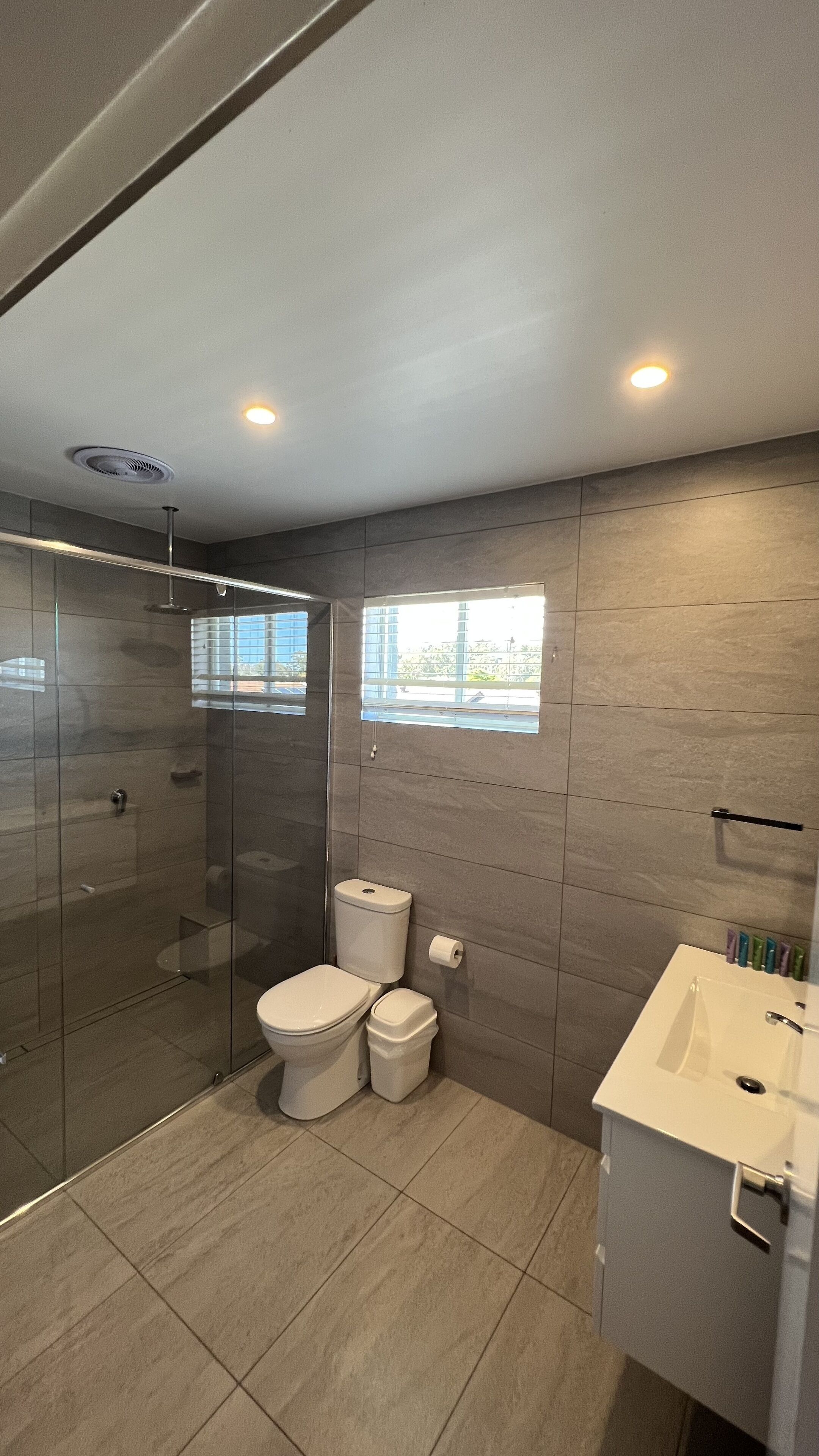 superior room, 2 bedrooms | bathroom | free toiletries, hair dryer, towels