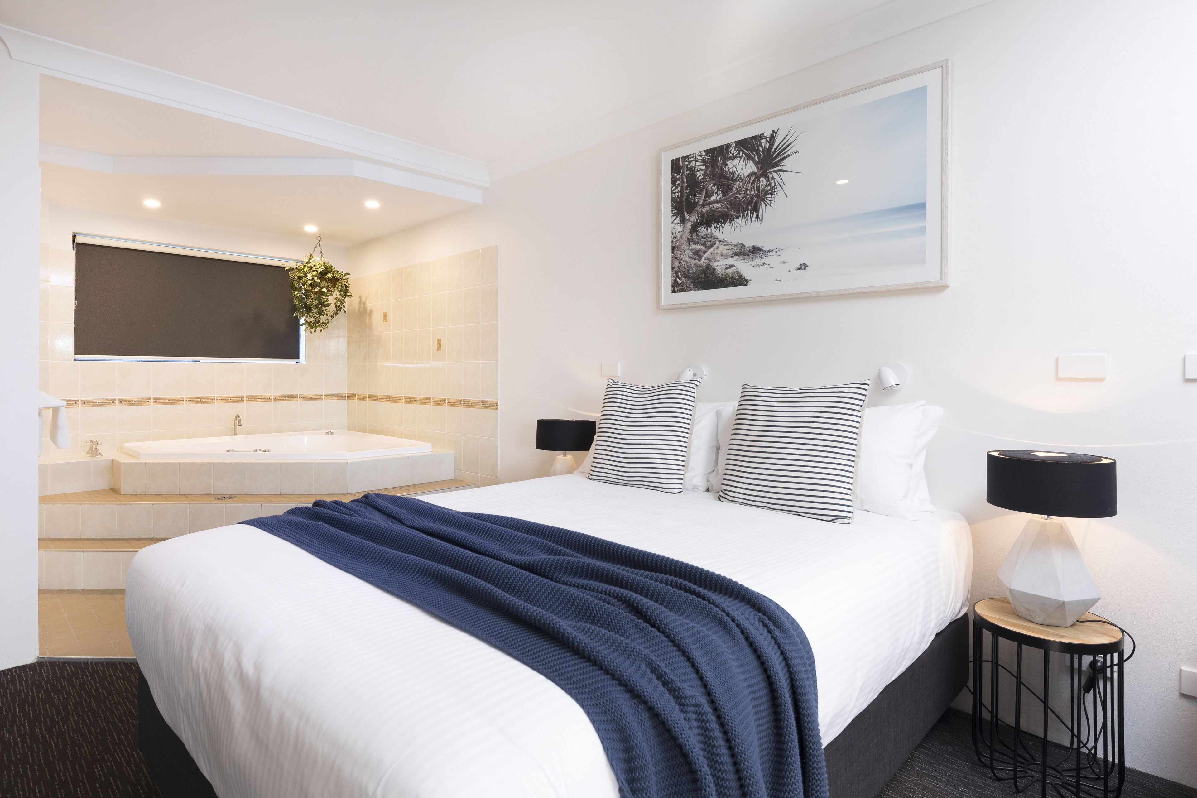 Deluxe Studio, 1 Queen Bed, Jetted Tub | Jetted bathtub