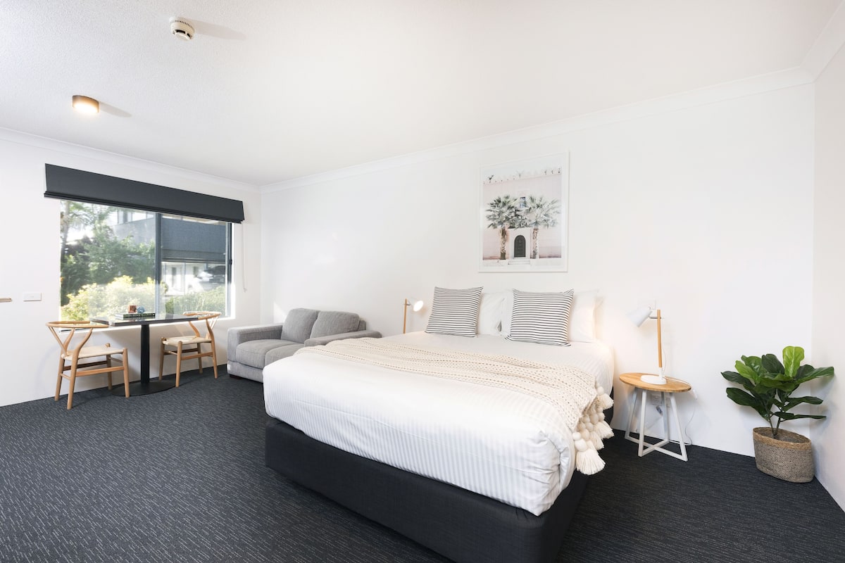 1 bedroom, premium bedding, desk, laptop workspace
