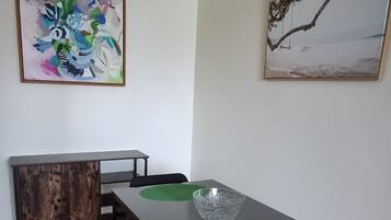 Căn hộ tiện nghi đơn giản | Phòng ăn