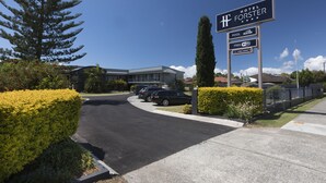 Placa de hotel com comodidades como piscina, Wi-Fi gratuito e disponibilidade.