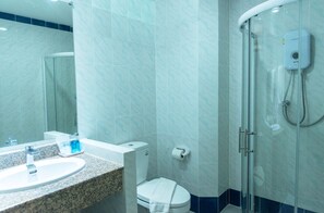 Shower, free toiletries, slippers, bidet - Park 38 Hotel (Wichit)