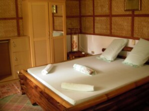 Guest House, Airconditioned | Desk, rollaway beds, free WiFi, bed sheets - Chelle's Guest House and Backpackers - Hostel (San Juan)