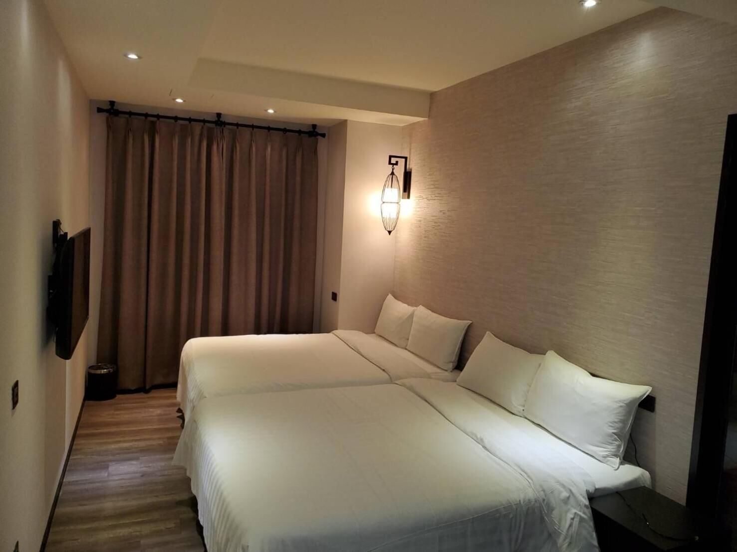 高級寢具、房內夾萬、書桌、熨斗/熨衫板