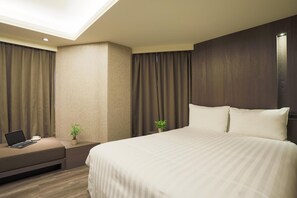 高級寢具、客房內保險箱、書桌、熨斗/熨衣板