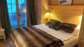 5 bedrooms, iron/ironing board, WiFi, bed sheets