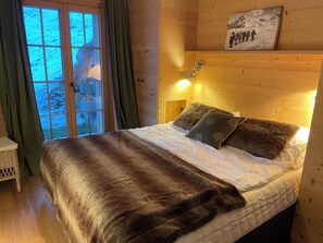 5 bedrooms, iron/ironing board, WiFi, bed sheets