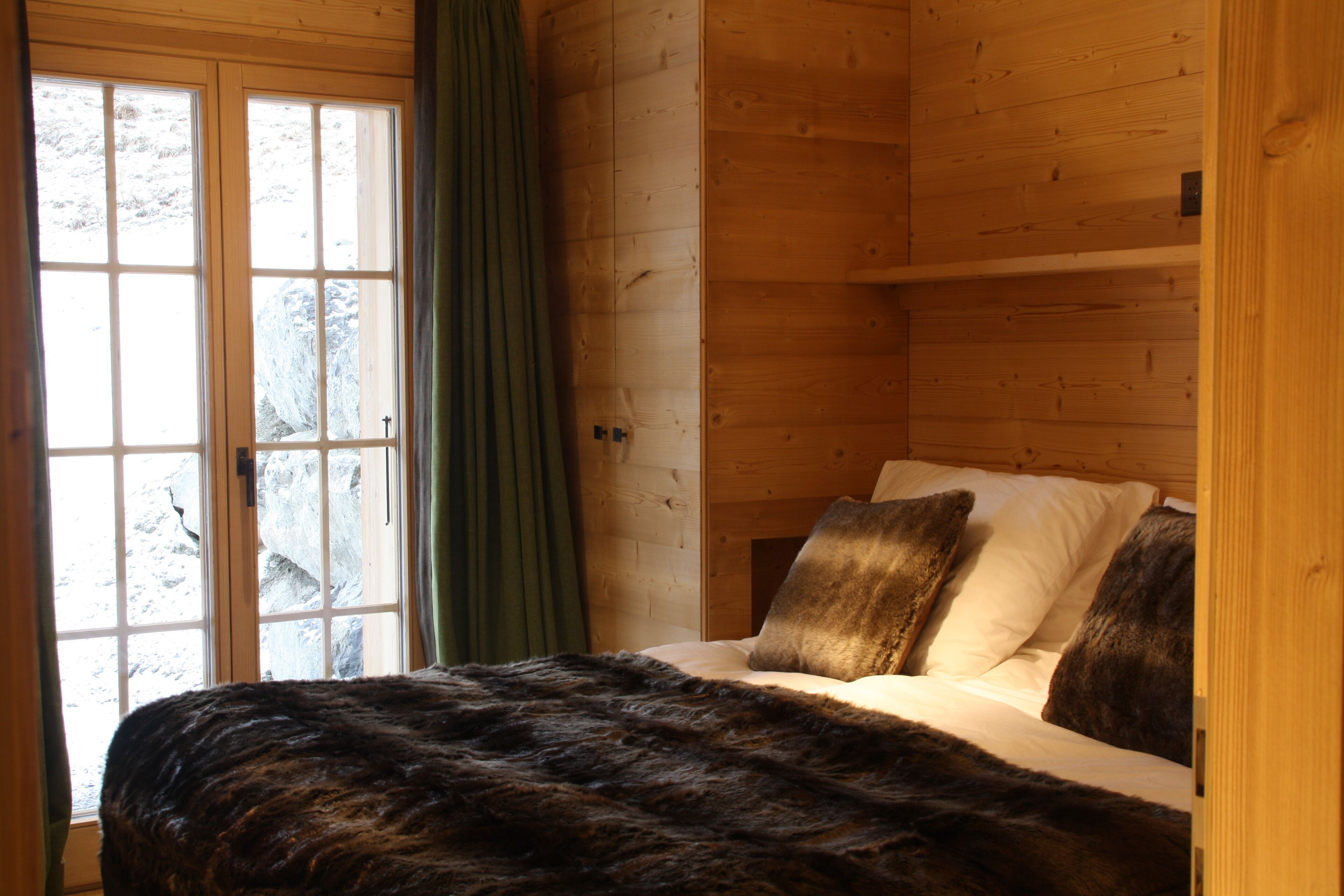 5 bedrooms, iron/ironing board, WiFi, bed sheets