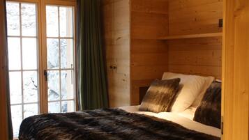 5 bedrooms, iron/ironing board, WiFi, bed sheets