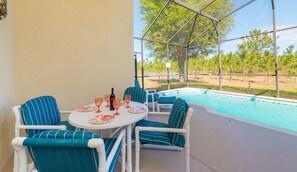 Piscine extérieure, piscine chauffée, chaises longues