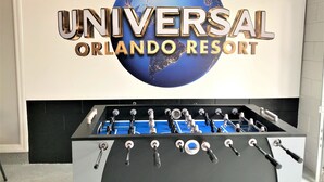 Ein Kicker in einem Raum mit einem großen Schild, auf dem 'Universal Orlando Resort' steht.