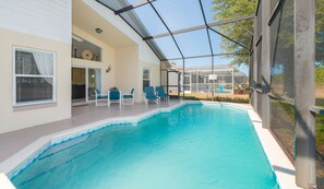 حمّام سباحة خارجي، حمّام سباحة مُدفَّأ، مقاعد للتشمس