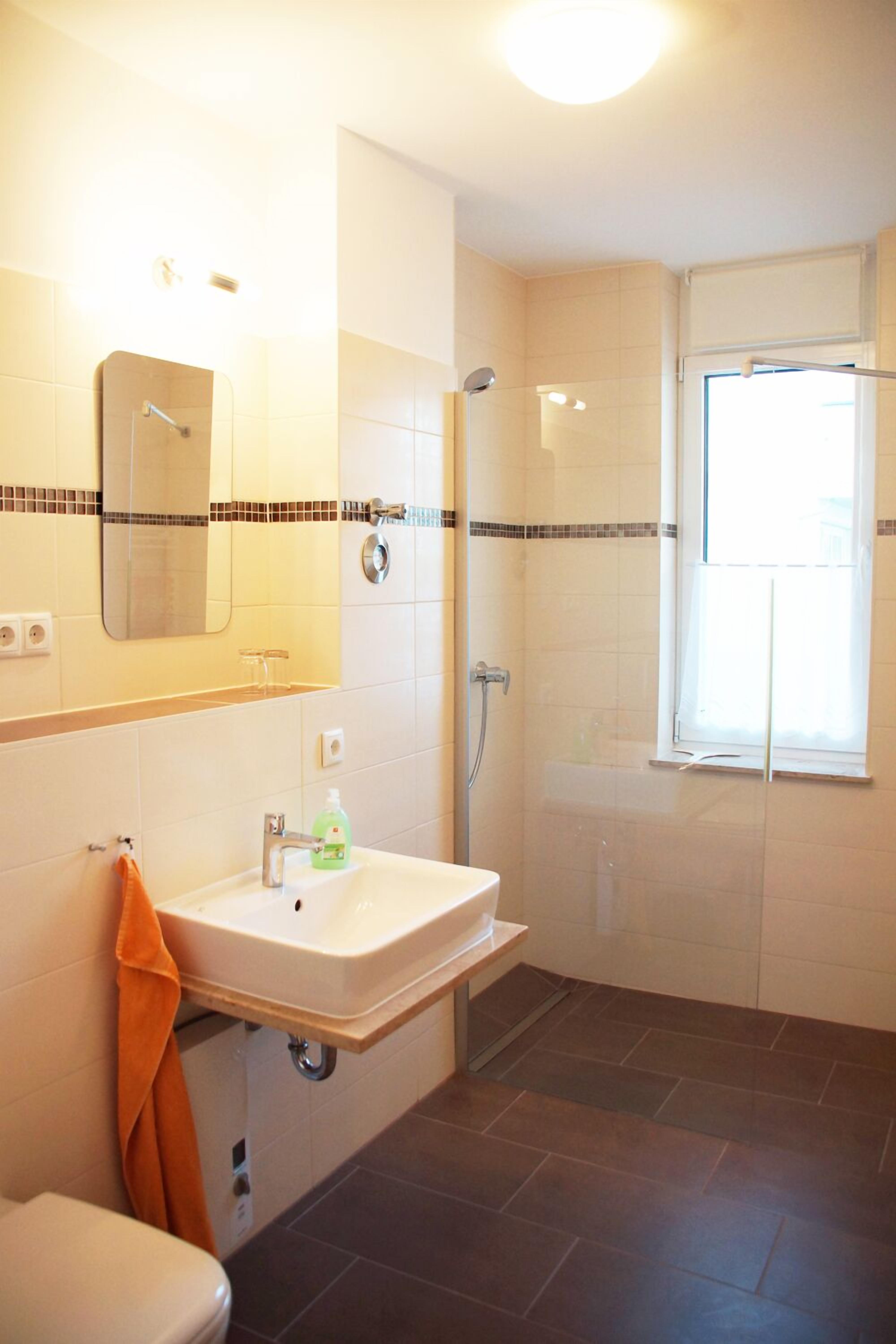 Douche, sèche-cheveux, serviettes fournies, savon