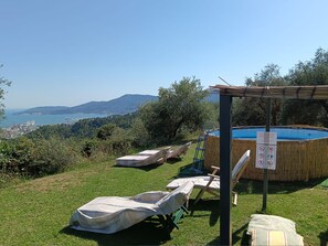 Outdoor spa tub - Charming House between Olive trees, big garden with amazing sea view  (La Spezia)