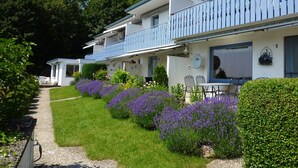 A two-story hotel with a balcony on the second floor. - Vacation apartment Sielbeck, vacation with dog, WLAN available  (Eutin)