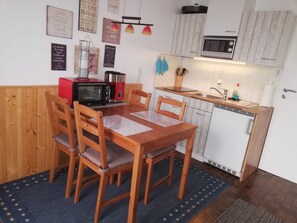 Geladeira, micro-ondas, cooktop, cafeteira/chaleira