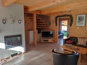 Smart-tv, eldstad, dvd-spelare och en stereo