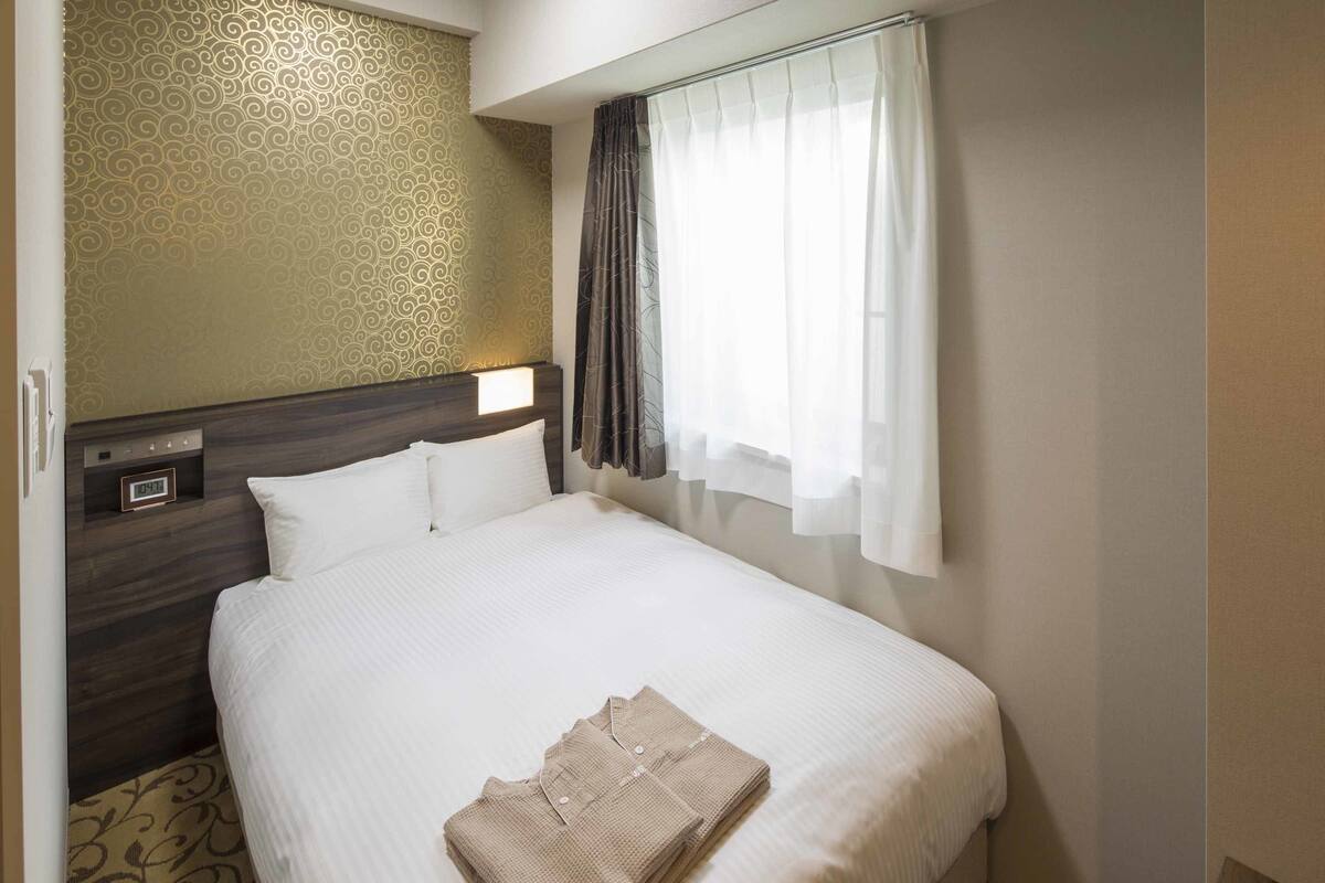 In-room safe, desk, blackout drapes, WiFi (free)