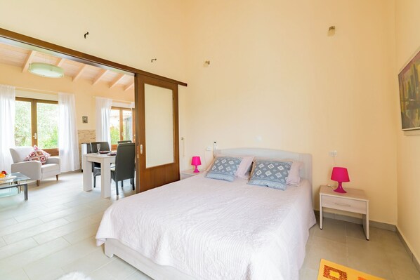6 bedrooms, iron/ironing board, free WiFi, bed sheets