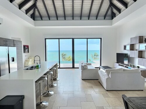 3 bedroom Beachfront Villa, Private Pool, Direct Beach Access and Kayaks !