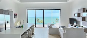 Brand New Modern Beachfront 3bdrm / 3bath med pool och otrolig utsikt !!