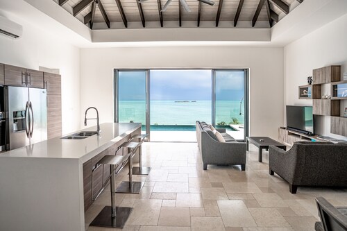 SPECIAL PRICING MODERN beachfront 3 bedroom 3 bathroom!