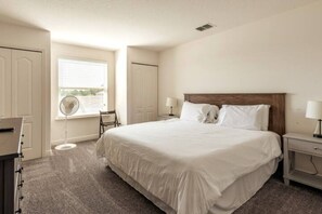 6 slaapkamers, een bureau, een strijkplank/strijkijzer, reisbedje