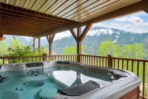 Outdoor spa tub - Private Luxury Pool and the Best Views in Leavenworth! - Red Roof Lodge (Leavenworth)