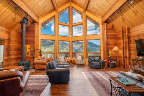 Private Luxury Pool and the Best Views in Leavenworth! - Red Roof Lodge