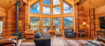 Private Luxury Pool and the Best Views in Leavenworth! - Red Roof Lodge