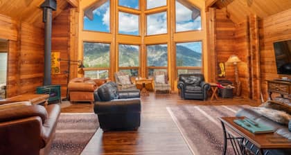 Private Luxury Pool and the Best Views in Leavenworth! - Red Roof Lodge