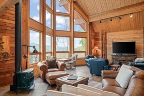 Fernseher, Kamin, Videospiele, Tischfußball