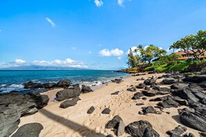 Beach nearby, sun loungers, beach towels