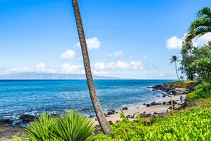 Beach nearby, sun loungers, beach towels