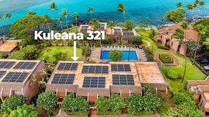 Un resort con piscina, paneles solares y vista al océano.