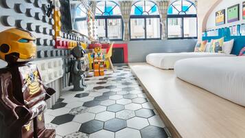 Deluxe Quadruple Room | Bathroom | Shower, rainfall showerhead, hair dryer, slippers