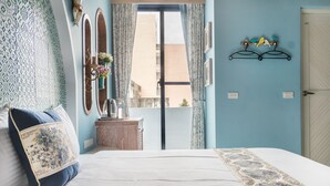 Kamar Double Deluks, 1 Tempat Tidur Queen, balkon | Tirai kedap cahaya, Wi-Fi gratis, dan didekorasi berbeda-beda