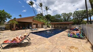A pool area with lounge chairs and a swimming pool. - Cozy Condo Near Beach w Ocean View Pool - Kihei Akahi C616 (Kihei)