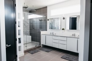 Combined shower/tub, hair dryer, towels, soap - POOL & Pickleball Court=Private Backyard Modern & Fun. Zions Sandhollow  (Hurricane)