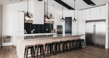 POOL & Pickleball Court=Private Backyard Modern & Fun. Zions Sandhollow