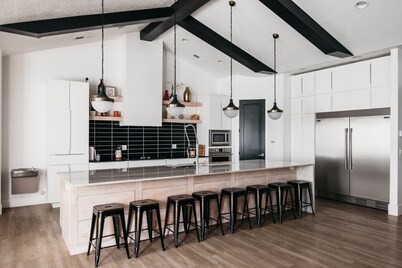 POOL & Pickleball Court=Private Backyard Modern & Fun. Zions Sandhollow 