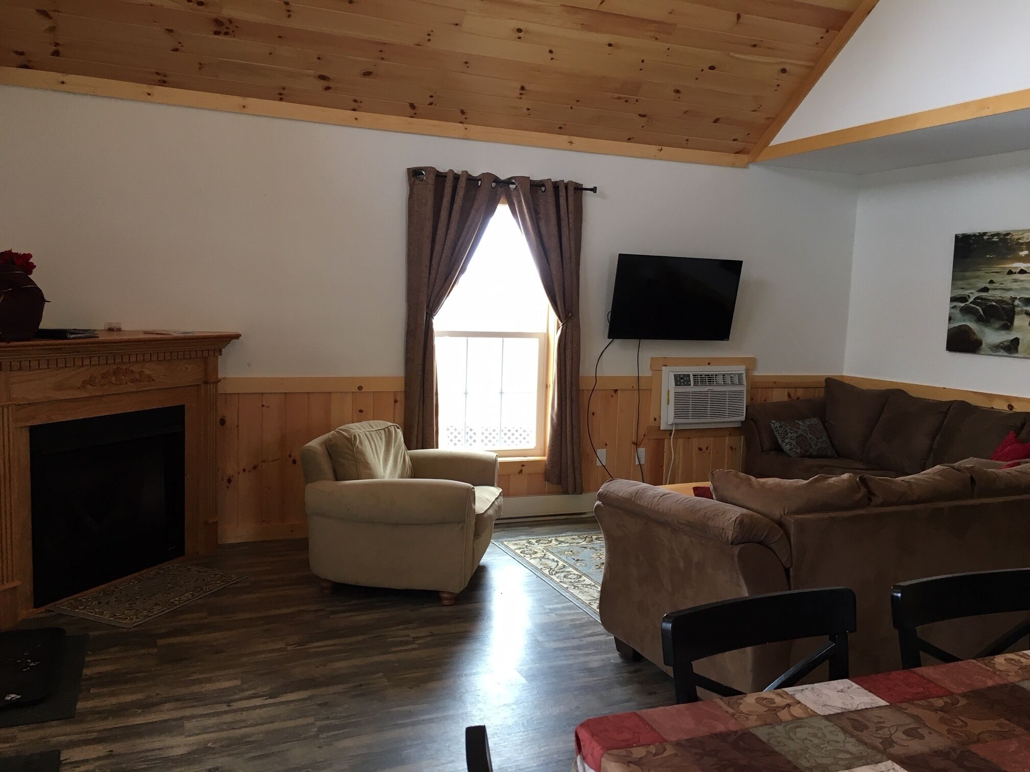 Télévision, cheminée, lecteur de DVD