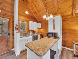 冷蔵庫、電子レンジ、オーブン、コンロ