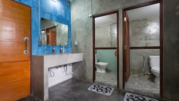 Shower, free toiletries, towels