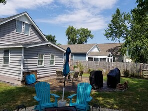 Outdoor dining - Cottage downtown on a quiet street (St. Michaels)