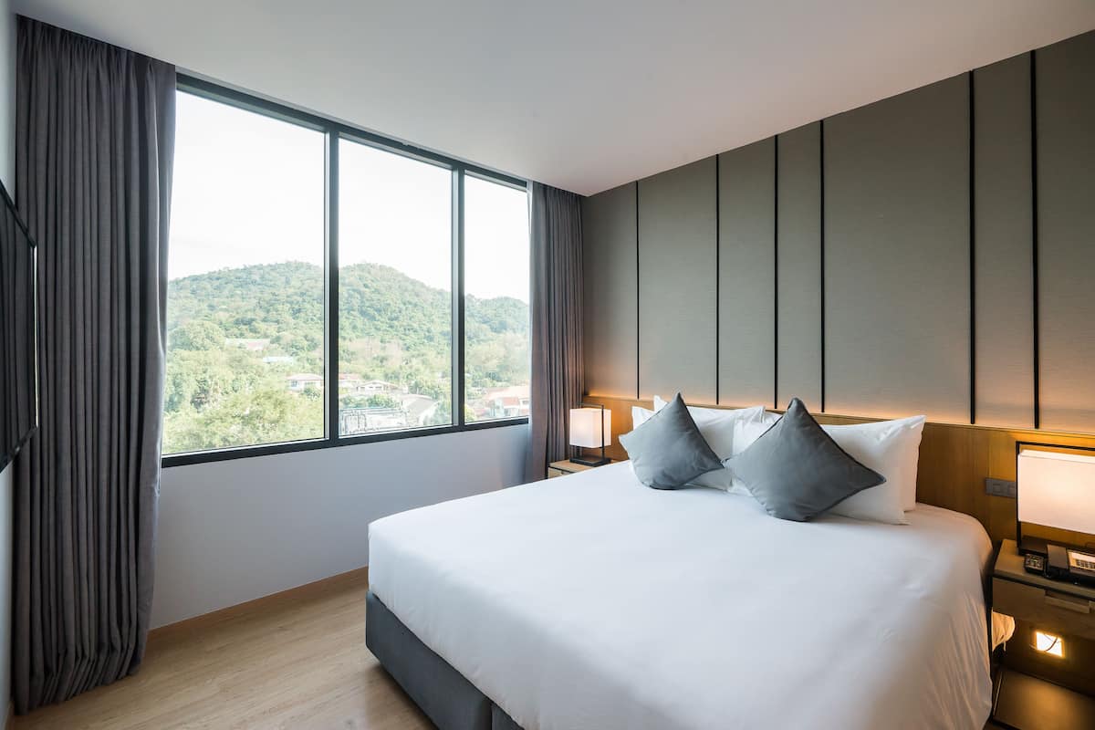 1 bedroom, premium bedding, down duvets, minibar
