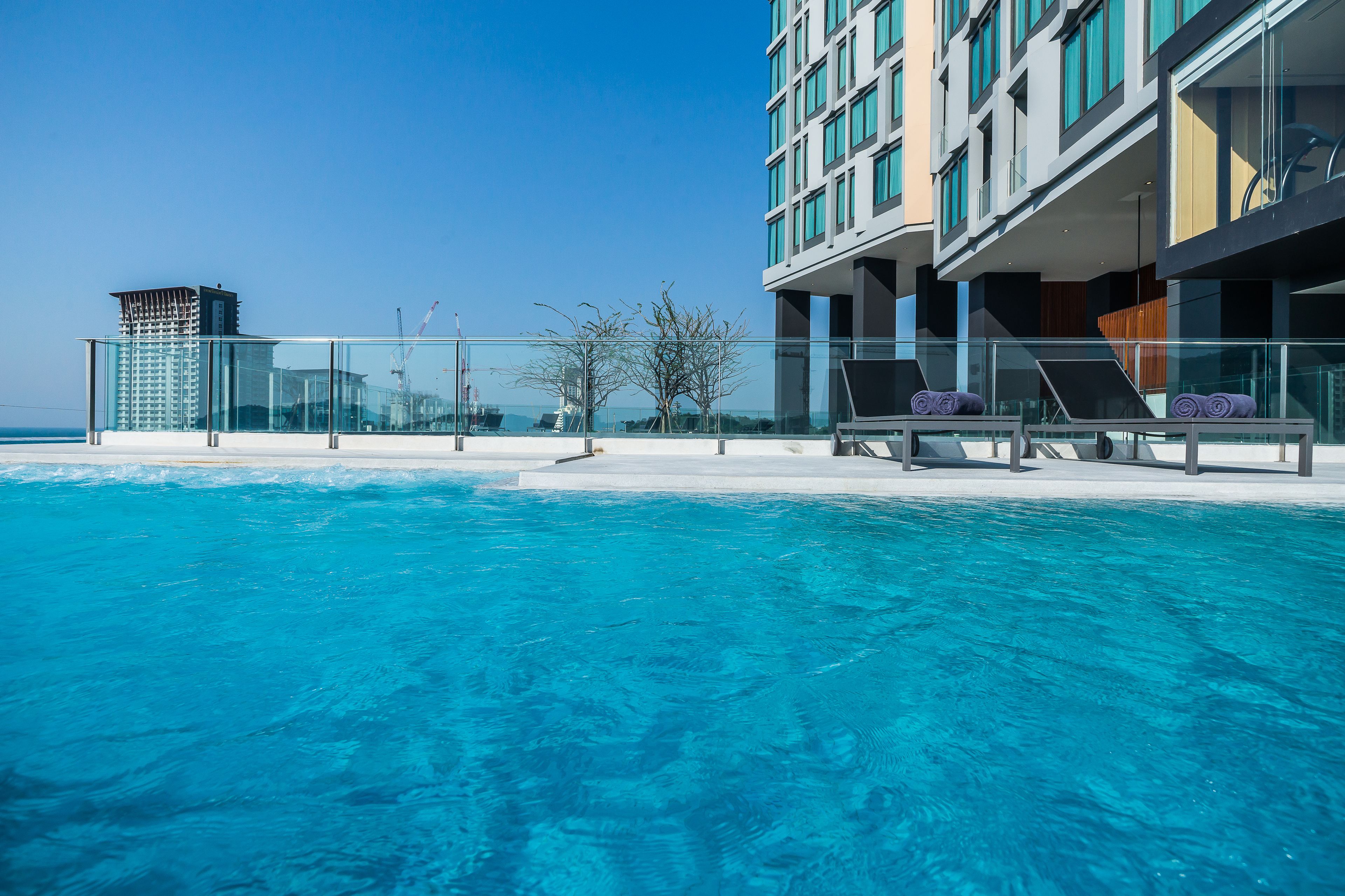 สระว่ายน้ำกลางแจ้ง เปิด 6:00 น. ถึง 20:00 น., ร่มริมสระว่ายน้ำ