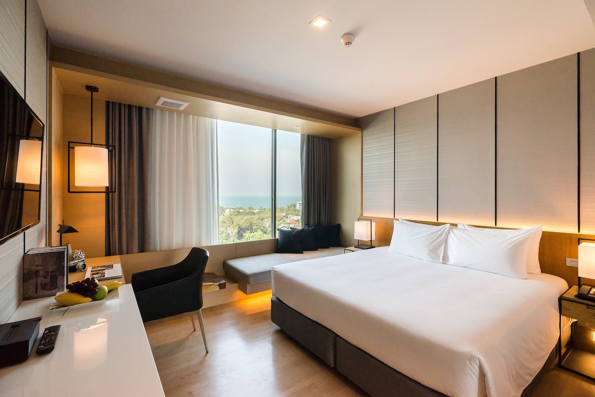 1 bedroom, premium bedding, down duvets, minibar