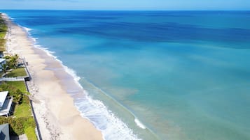 Beach nearby, sun loungers, beach towels